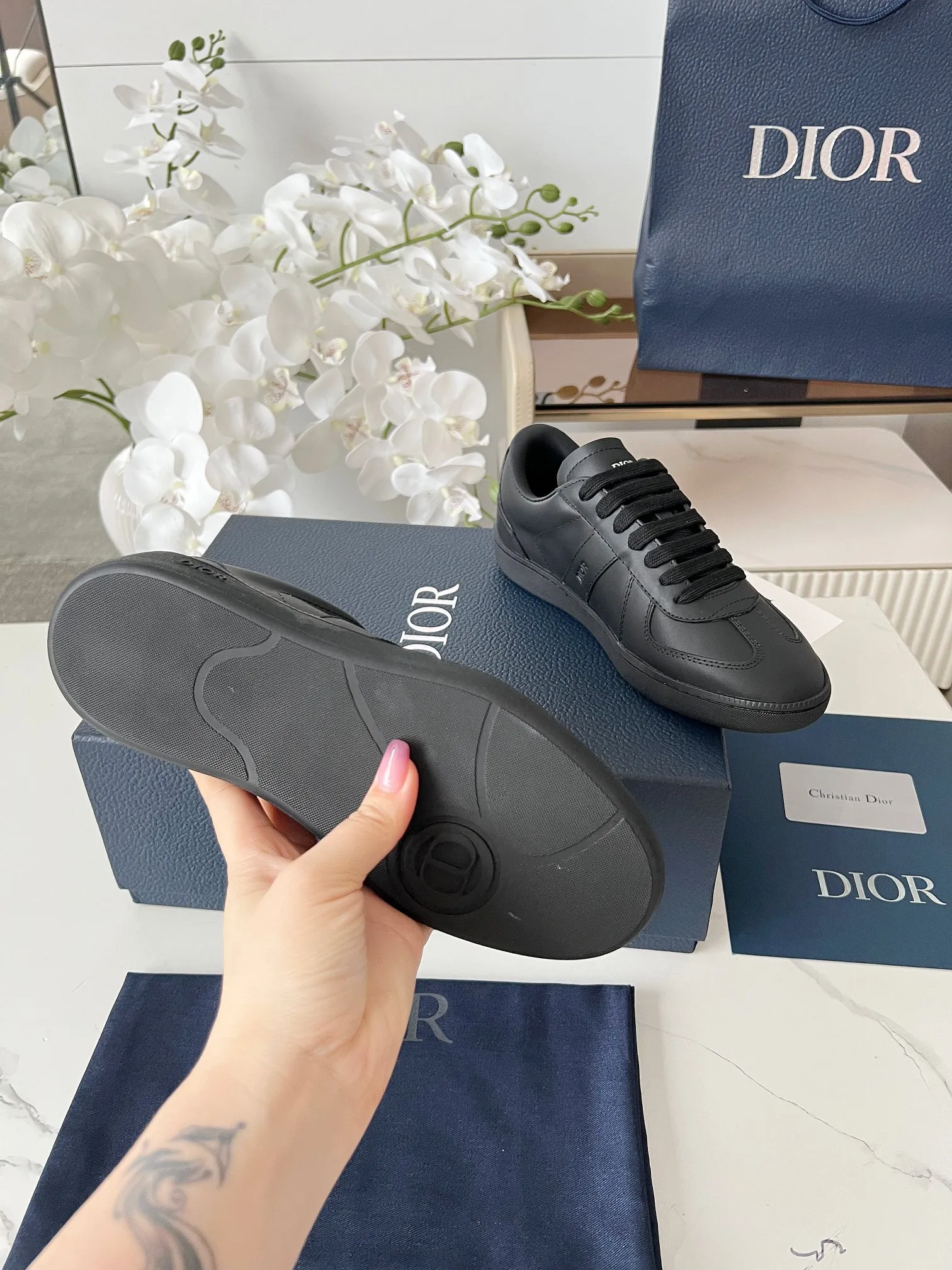 Men's Men's Shoes💰420 [New Style]🍿🍿Dior Dior Size: 38-44 (45 customized) 2025 new Dior B01 top version of moral training shoes! ! ! Made of white and brown first-layer cowhide, paired with white high-mercerized smooth suede, the upper is fully oiled and the original TPU molded outsole. New to the Fall 2025 collection, this sneaker marks the return of Dior’s classic style, reinterpreted in a stylish and elegant silhouette. Crafted from brown and white smooth first-grain cowhide, it's decorated with white high-mercerized cow suede splicing to enhance the style. Lined in tonal silk sheepskin, the shoe is finished with the Dior logo on the tongue and inner sides, and the CD icon on the heel. Paired with amber Tpu non-slip soles, it can be matched with various styles to create a sophisticated look.